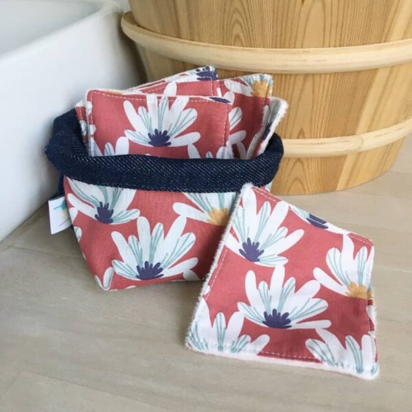 Kit démaquillant grosses fleurs blanches fond rouge