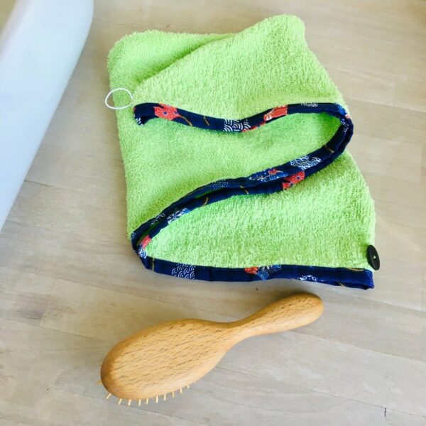 serviette à cheveux vert et bleu