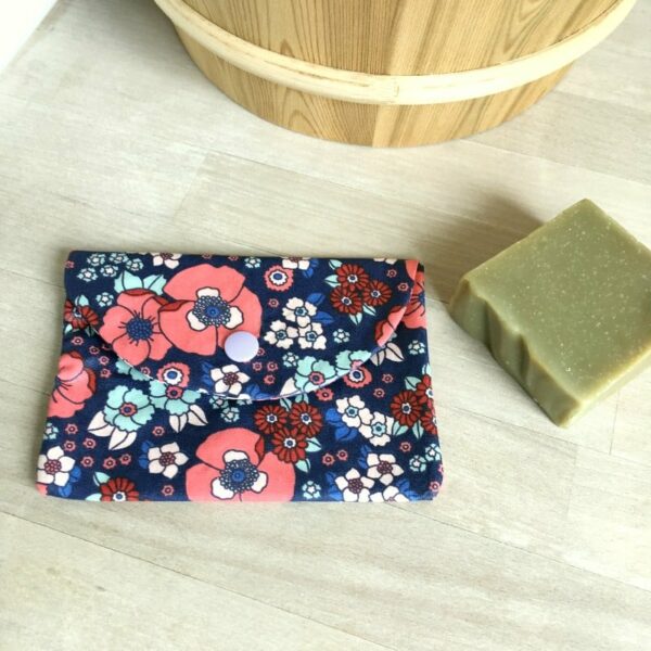 Pochette à savon liberty fond bleu marine