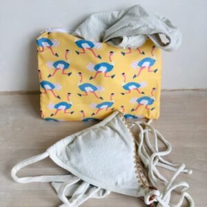 Pochette imperméable avec motif autruches en baskets sur fond jaune