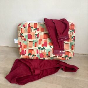Pochette imperméable multifonction motif village africain corail, vert et beige