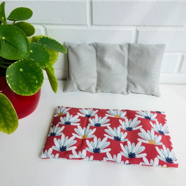 Bouillotte sèche graines de lin, motifs grosses fleurs blanches fond rouge