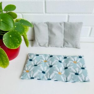 Bouillotte sèche graines de lin, motifs grosses fleurs blanches sur fond bleu pâle