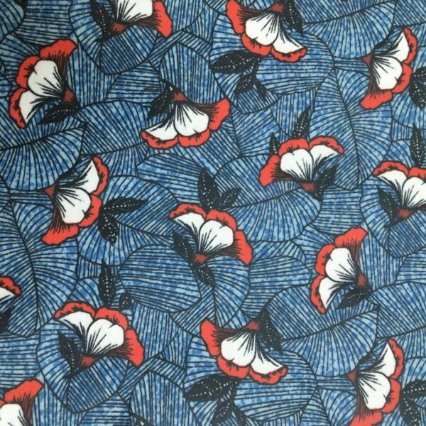 Pochette ordinateur fleurs de wax rouge et blanches sur fond bleu
