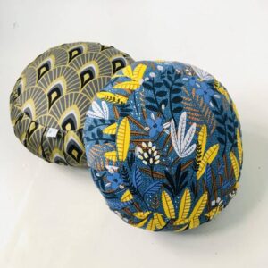 zafu coussin de méditation feuillage jaune fond bleu et art déco