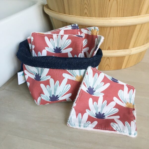 Kit démaquillant grosses fleurs blanches fond rouge