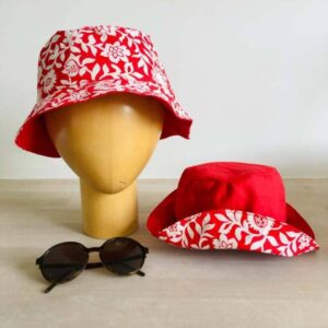 Chapeau seau Bob rouge et motifs fleurs blanches