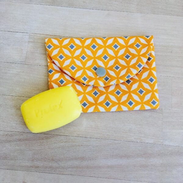 pochette savon jaune