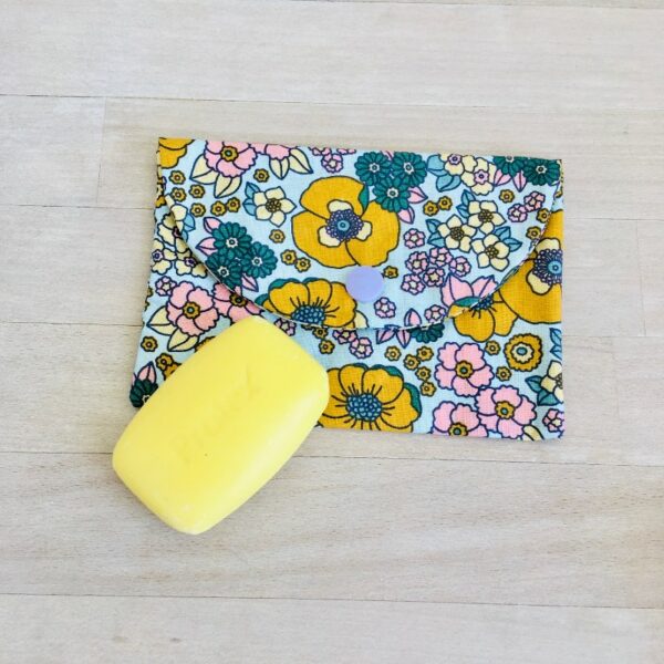 pochette savon liberty fond bleu pale