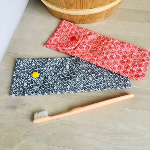Etuis brosse à dent gris et rouge